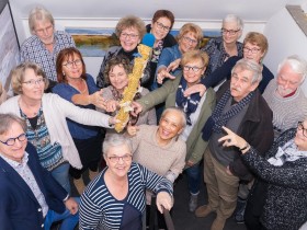 Estafettestok vrijwilligerswerk naar Toon Hermans Huis Drenthe